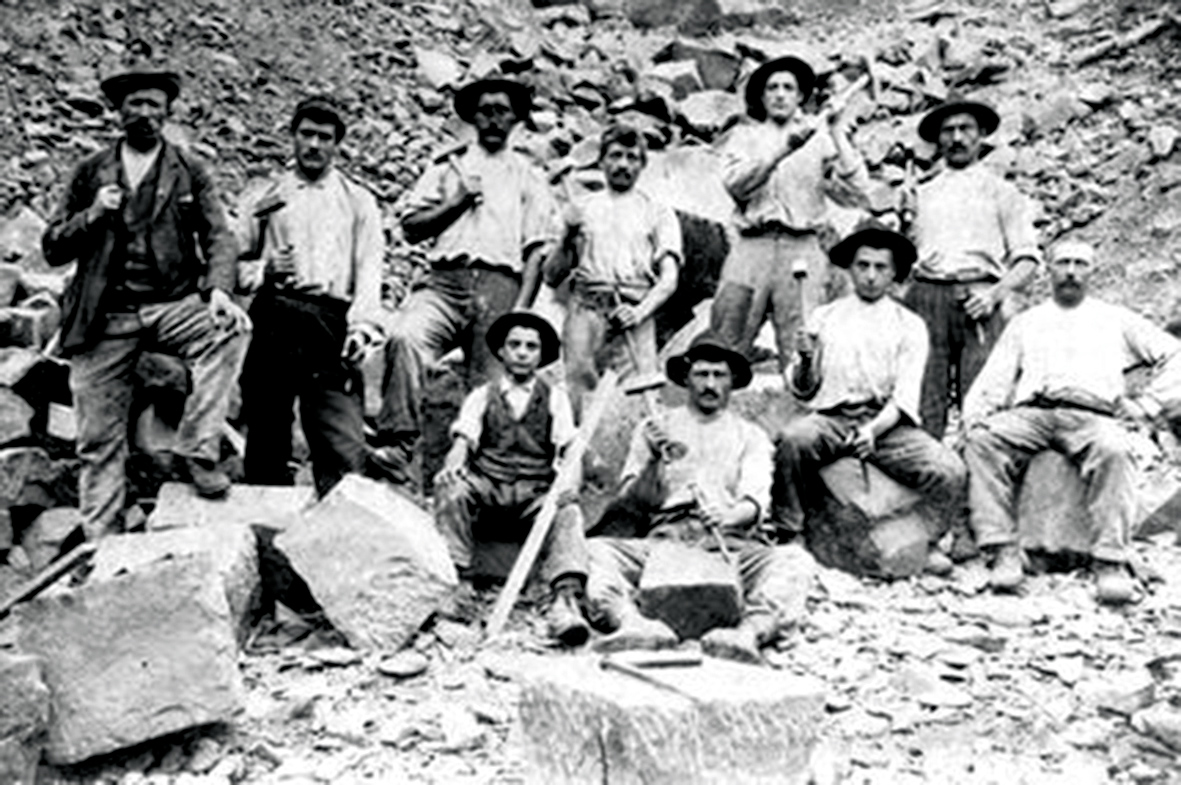 Foto di gruppo storica dei menaus dell'ecomuseo di paularo