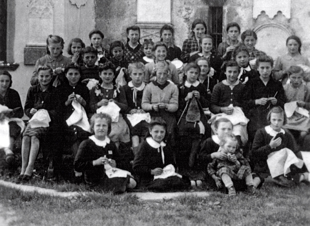 Foto di gruppo storica di mans daur dell'ecomuseo di paularo